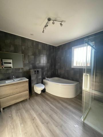 20 min de Dole, maison de 132 m² récente de plain pied sur 1009 m² de terrain.