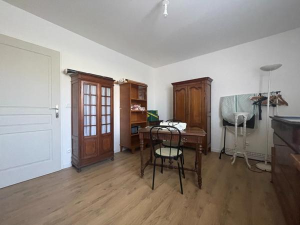 20 min de Dole, maison de 132 m² récente de plain pied sur 1009 m² de terrain.