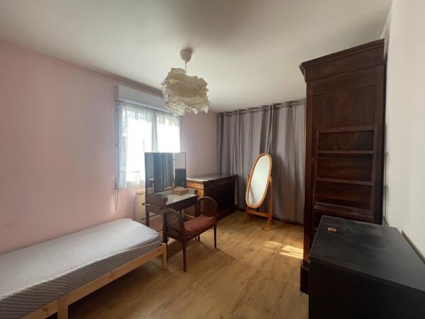 20 min de Dole, maison de 132 m² récente de plain pied sur 1009 m² de terrain.