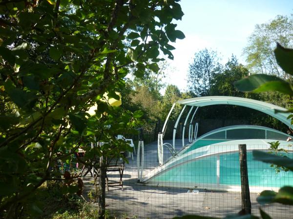 Deux maisons avec étang et piscine