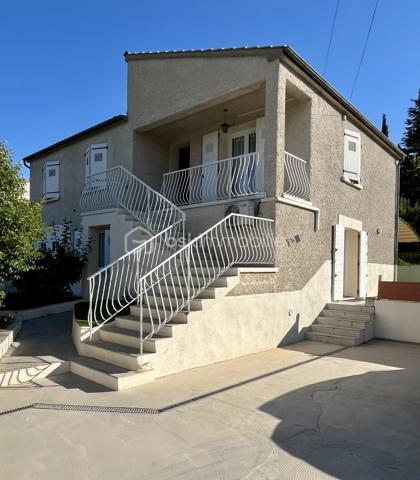 Maison 5 pièces avec piscine et potentiel de division – Manosque

Située dans un environnement agréable à Manosque, cette maison indépendante de 122 m² bénéficie d’un terrain de 711 m², avec piscine agrémentée d’un jacuzzi, terrasse, potager, garage et plusieurs places de stationnement.

Son principal atout réside dans ses deux entrées indépendantes, permettant d’envisager la création de deux logements selon vos besoins, que ce soit pour un projet familial ou locatif.

La maison offre une belle pièce de vie avec cuisine ouverte, 3/4 chambres, deux salles d’eau et un garage.

Un bien offrant de beaux volumes, un extérieur agréable et un potentiel d’aménagement intéressant.