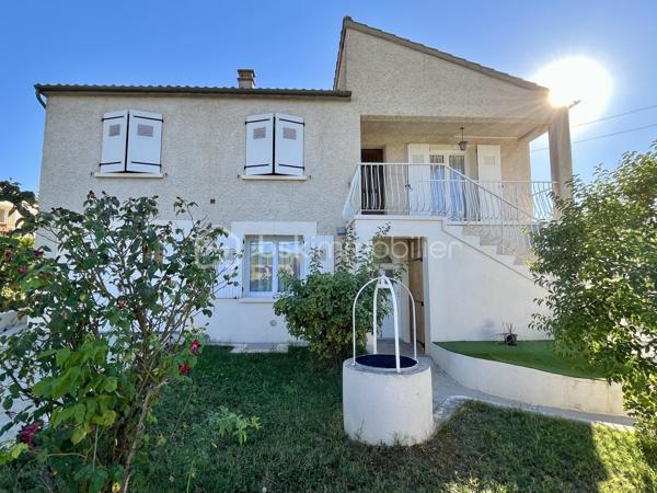 Maison 5 pièces avec piscine et potentiel de division – Manosque

Située dans un environnement agréable à Manosque, cette maison indépendante de 122 m² bénéficie d’un terrain de 711 m², avec piscine agrémentée d’un jacuzzi, terrasse, potager, garage et plusieurs places de stationnement.

Son principal atout réside dans ses deux entrées indépendantes, permettant d’envisager la création de deux logements selon vos besoins, que ce soit pour un projet familial ou locatif.

La maison offre une belle pièce de vie avec cuisine ouverte, 3/4 chambres, deux salles d’eau et un garage.

Un bien offrant de beaux volumes, un extérieur agréable et un potentiel d’aménagement intéressant.
