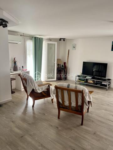 Maison 5 pièces avec piscine et potentiel de division – Manosque

Située dans un environnement agréable à Manosque, cette maison indépendante de 122 m² bénéficie d’un terrain de 711 m², avec piscine agrémentée d’un jacuzzi, terrasse, potager, garage et plusieurs places de stationnement.

Son principal atout réside dans ses deux entrées indépendantes, permettant d’envisager la création de deux logements selon vos besoins, que ce soit pour un projet familial ou locatif.

La maison offre une belle pièce de vie avec cuisine ouverte, 3/4 chambres, deux salles d’eau et un garage.

Un bien offrant de beaux volumes, un extérieur agréable et un potentiel d’aménagement intéressant.