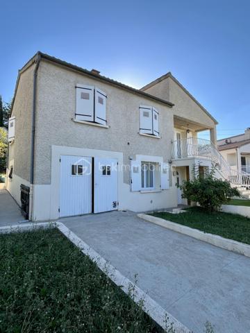 Maison 5 pièces avec piscine et potentiel de division – Manosque

Située dans un environnement agréable à Manosque, cette maison indépendante de 122 m² bénéficie d’un terrain de 711 m², avec piscine agrémentée d’un jacuzzi, terrasse, potager, garage et plusieurs places de stationnement.

Son principal atout réside dans ses deux entrées indépendantes, permettant d’envisager la création de deux logements selon vos besoins, que ce soit pour un projet familial ou locatif.

La maison offre une belle pièce de vie avec cuisine ouverte, 3/4 chambres, deux salles d’eau et un garage.

Un bien offrant de beaux volumes, un extérieur agréable et un potentiel d’aménagement intéressant.