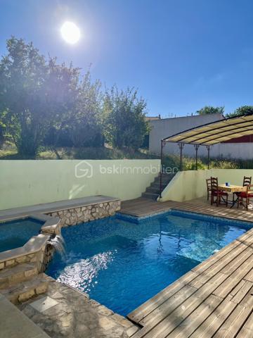 Maison 5 pièces avec piscine et potentiel de division – Manosque

Située dans un environnement agréable à Manosque, cette maison indépendante de 122 m² bénéficie d’un terrain de 711 m², avec piscine agrémentée d’un jacuzzi, terrasse, potager, garage et plusieurs places de stationnement.

Son principal atout réside dans ses deux entrées indépendantes, permettant d’envisager la création de deux logements selon vos besoins, que ce soit pour un projet familial ou locatif.

La maison offre une belle pièce de vie avec cuisine ouverte, 3/4 chambres, deux salles d’eau et un garage.

Un bien offrant de beaux volumes, un extérieur agréable et un potentiel d’aménagement intéressant.