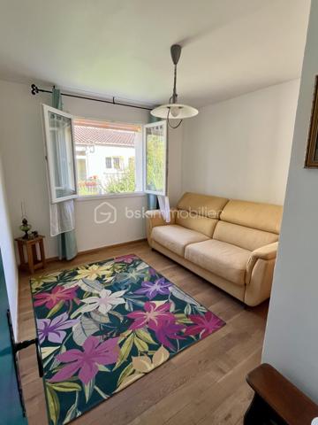 Maison 5 pièces avec piscine et potentiel de division – Manosque

Située dans un environnement agréable à Manosque, cette maison indépendante de 122 m² bénéficie d’un terrain de 711 m², avec piscine agrémentée d’un jacuzzi, terrasse, potager, garage et plusieurs places de stationnement.

Son principal atout réside dans ses deux entrées indépendantes, permettant d’envisager la création de deux logements selon vos besoins, que ce soit pour un projet familial ou locatif.

La maison offre une belle pièce de vie avec cuisine ouverte, 3/4 chambres, deux salles d’eau et un garage.

Un bien offrant de beaux volumes, un extérieur agréable et un potentiel d’aménagement intéressant.