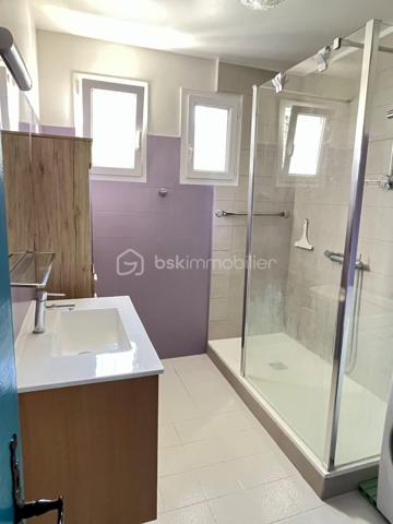 Maison 5 pièces avec piscine et potentiel de division – Manosque

Située dans un environnement agréable à Manosque, cette maison indépendante de 122 m² bénéficie d’un terrain de 711 m², avec piscine agrémentée d’un jacuzzi, terrasse, potager, garage et plusieurs places de stationnement.

Son principal atout réside dans ses deux entrées indépendantes, permettant d’envisager la création de deux logements selon vos besoins, que ce soit pour un projet familial ou locatif.

La maison offre une belle pièce de vie avec cuisine ouverte, 3/4 chambres, deux salles d’eau et un garage.

Un bien offrant de beaux volumes, un extérieur agréable et un potentiel d’aménagement intéressant.