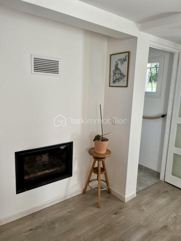 Maison 5 pièces avec piscine et potentiel de division – Manosque

Située dans un environnement agréable à Manosque, cette maison indépendante de 122 m² bénéficie d’un terrain de 711 m², avec piscine agrémentée d’un jacuzzi, terrasse, potager, garage et plusieurs places de stationnement.

Son principal atout réside dans ses deux entrées indépendantes, permettant d’envisager la création de deux logements selon vos besoins, que ce soit pour un projet familial ou locatif.

La maison offre une belle pièce de vie avec cuisine ouverte, 3/4 chambres, deux salles d’eau et un garage.

Un bien offrant de beaux volumes, un extérieur agréable et un potentiel d’aménagement intéressant.