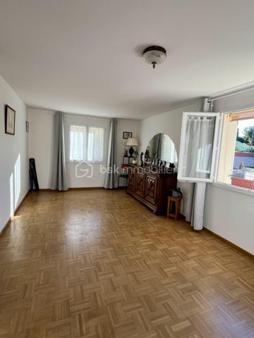 Maison 5 pièces avec piscine et potentiel de division – Manosque

Située dans un environnement agréable à Manosque, cette maison indépendante de 122 m² bénéficie d’un terrain de 711 m², avec piscine agrémentée d’un jacuzzi, terrasse, potager, garage et plusieurs places de stationnement.

Son principal atout réside dans ses deux entrées indépendantes, permettant d’envisager la création de deux logements selon vos besoins, que ce soit pour un projet familial ou locatif.

La maison offre une belle pièce de vie avec cuisine ouverte, 3/4 chambres, deux salles d’eau et un garage.

Un bien offrant de beaux volumes, un extérieur agréable et un potentiel d’aménagement intéressant.