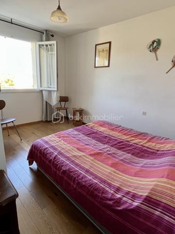 Maison 5 pièces avec piscine et potentiel de division – Manosque

Située dans un environnement agréable à Manosque, cette maison indépendante de 122 m² bénéficie d’un terrain de 711 m², avec piscine agrémentée d’un jacuzzi, terrasse, potager, garage et plusieurs places de stationnement.

Son principal atout réside dans ses deux entrées indépendantes, permettant d’envisager la création de deux logements selon vos besoins, que ce soit pour un projet familial ou locatif.

La maison offre une belle pièce de vie avec cuisine ouverte, 3/4 chambres, deux salles d’eau et un garage.

Un bien offrant de beaux volumes, un extérieur agréable et un potentiel d’aménagement intéressant.