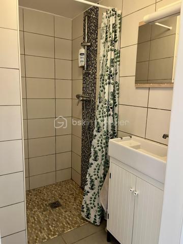 Maison 5 pièces avec piscine et potentiel de division – Manosque

Située dans un environnement agréable à Manosque, cette maison indépendante de 122 m² bénéficie d’un terrain de 711 m², avec piscine agrémentée d’un jacuzzi, terrasse, potager, garage et plusieurs places de stationnement.

Son principal atout réside dans ses deux entrées indépendantes, permettant d’envisager la création de deux logements selon vos besoins, que ce soit pour un projet familial ou locatif.

La maison offre une belle pièce de vie avec cuisine ouverte, 3/4 chambres, deux salles d’eau et un garage.

Un bien offrant de beaux volumes, un extérieur agréable et un potentiel d’aménagement intéressant.