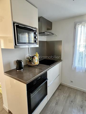 Maison 5 pièces avec piscine et potentiel de division – Manosque

Située dans un environnement agréable à Manosque, cette maison indépendante de 122 m² bénéficie d’un terrain de 711 m², avec piscine agrémentée d’un jacuzzi, terrasse, potager, garage et plusieurs places de stationnement.

Son principal atout réside dans ses deux entrées indépendantes, permettant d’envisager la création de deux logements selon vos besoins, que ce soit pour un projet familial ou locatif.

La maison offre une belle pièce de vie avec cuisine ouverte, 3/4 chambres, deux salles d’eau et un garage.

Un bien offrant de beaux volumes, un extérieur agréable et un potentiel d’aménagement intéressant.