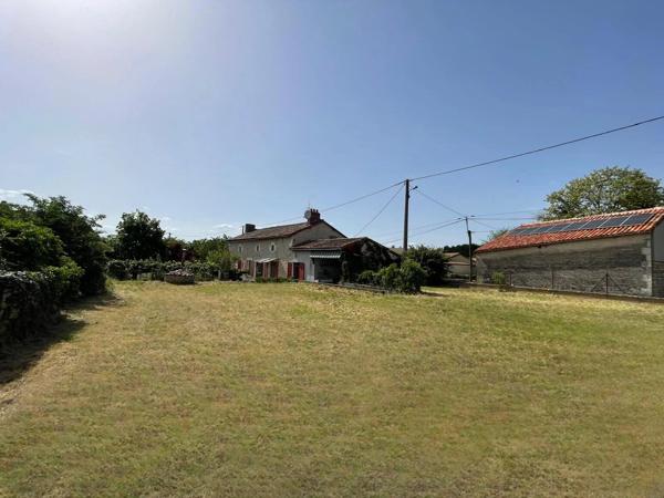Ferme indépendante de 3 chambres - Près du village populaire de Civray