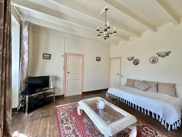Ferme indépendante de 3 chambres - Près du village populaire de Civray