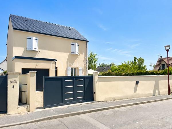 Située dans un environnement calme, découvrez cette maison SESAME de MAI 2020, 5 pièces de 88 m2 édifiée sur un terrain de 290 m2 clos.

Elle se compose d'une entrée, un WC séparé, accès direct au garage de 14 m2, une pièce de vie de 38 m2 comprenant une cuisine équipée et aménagée avec un ilot central ouverte sur la salle à manger / salon donnant sur l'extérieur avec une grande baie vitrée en ALU
A l'étage: un palier dessert 3 chambres (14/13/10 m2) dont une avec un dressing, un WC séparé et une salle de bains + douche à l'italienne

Il y a aussi 3 emplacement de parking à l'intérieur de la cour, possibilité de stationner facilement juste devant 

Les avantages: Maison comme neuve sous décennale, très bon classement énergétique en B limite A, clim réversible, grand portail ALU électrique, film solaire sur chaque fenêtres, exposition SUD, pas de travaux a prévoir 

Ne manquez pas cette opportunité !!!