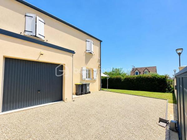 Située dans un environnement calme, découvrez cette maison SESAME de MAI 2020, 5 pièces de 88 m2 édifiée sur un terrain de 290 m2 clos.

Elle se compose d'une entrée, un WC séparé, accès direct au garage de 14 m2, une pièce de vie de 38 m2 comprenant une cuisine équipée et aménagée avec un ilot central ouverte sur la salle à manger / salon donnant sur l'extérieur avec une grande baie vitrée en ALU
A l'étage: un palier dessert 3 chambres (14/13/10 m2) dont une avec un dressing, un WC séparé et une salle de bains + douche à l'italienne

Il y a aussi 3 emplacement de parking à l'intérieur de la cour, possibilité de stationner facilement juste devant 

Les avantages: Maison comme neuve sous décennale, très bon classement énergétique en B limite A, clim réversible, grand portail ALU électrique, film solaire sur chaque fenêtres, exposition SUD, pas de travaux a prévoir 

Ne manquez pas cette opportunité !!!