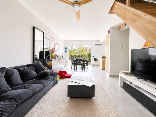 Située dans un environnement calme, découvrez cette maison SESAME de MAI 2020, 5 pièces de 88 m2 édifiée sur un terrain de 290 m2 clos.

Elle se compose d'une entrée, un WC séparé, accès direct au garage de 14 m2, une pièce de vie de 38 m2 comprenant une cuisine équipée et aménagée avec un ilot central ouverte sur la salle à manger / salon donnant sur l'extérieur avec une grande baie vitrée en ALU
A l'étage: un palier dessert 3 chambres (14/13/10 m2) dont une avec un dressing, un WC séparé et une salle de bains + douche à l'italienne

Il y a aussi 3 emplacement de parking à l'intérieur de la cour, possibilité de stationner facilement juste devant 

Les avantages: Maison comme neuve sous décennale, très bon classement énergétique en B limite A, clim réversible, grand portail ALU électrique, film solaire sur chaque fenêtres, exposition SUD, pas de travaux a prévoir 

Ne manquez pas cette opportunité !!!