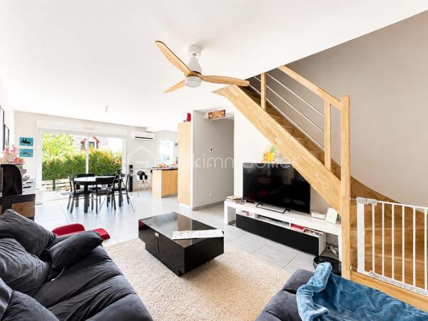Située dans un environnement calme, découvrez cette maison SESAME de MAI 2020, 5 pièces de 88 m2 édifiée sur un terrain de 290 m2 clos.

Elle se compose d'une entrée, un WC séparé, accès direct au garage de 14 m2, une pièce de vie de 38 m2 comprenant une cuisine équipée et aménagée avec un ilot central ouverte sur la salle à manger / salon donnant sur l'extérieur avec une grande baie vitrée en ALU
A l'étage: un palier dessert 3 chambres (14/13/10 m2) dont une avec un dressing, un WC séparé et une salle de bains + douche à l'italienne

Il y a aussi 3 emplacement de parking à l'intérieur de la cour, possibilité de stationner facilement juste devant 

Les avantages: Maison comme neuve sous décennale, très bon classement énergétique en B limite A, clim réversible, grand portail ALU électrique, film solaire sur chaque fenêtres, exposition SUD, pas de travaux a prévoir 

Ne manquez pas cette opportunité !!!