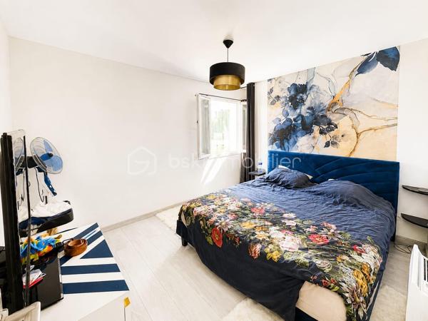 Située dans un environnement calme, découvrez cette maison SESAME de MAI 2020, 5 pièces de 88 m2 édifiée sur un terrain de 290 m2 clos.

Elle se compose d'une entrée, un WC séparé, accès direct au garage de 14 m2, une pièce de vie de 38 m2 comprenant une cuisine équipée et aménagée avec un ilot central ouverte sur la salle à manger / salon donnant sur l'extérieur avec une grande baie vitrée en ALU
A l'étage: un palier dessert 3 chambres (14/13/10 m2) dont une avec un dressing, un WC séparé et une salle de bains + douche à l'italienne

Il y a aussi 3 emplacement de parking à l'intérieur de la cour, possibilité de stationner facilement juste devant 

Les avantages: Maison comme neuve sous décennale, très bon classement énergétique en B limite A, clim réversible, grand portail ALU électrique, film solaire sur chaque fenêtres, exposition SUD, pas de travaux a prévoir 

Ne manquez pas cette opportunité !!!