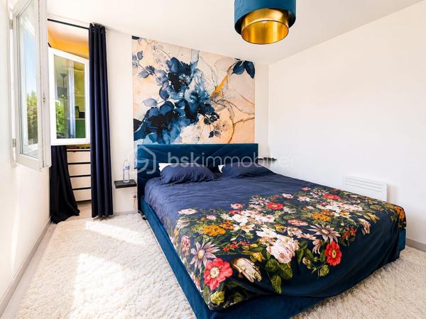 Située dans un environnement calme, découvrez cette maison SESAME de MAI 2020, 5 pièces de 88 m2 édifiée sur un terrain de 290 m2 clos.

Elle se compose d'une entrée, un WC séparé, accès direct au garage de 14 m2, une pièce de vie de 38 m2 comprenant une cuisine équipée et aménagée avec un ilot central ouverte sur la salle à manger / salon donnant sur l'extérieur avec une grande baie vitrée en ALU
A l'étage: un palier dessert 3 chambres (14/13/10 m2) dont une avec un dressing, un WC séparé et une salle de bains + douche à l'italienne

Il y a aussi 3 emplacement de parking à l'intérieur de la cour, possibilité de stationner facilement juste devant 

Les avantages: Maison comme neuve sous décennale, très bon classement énergétique en B limite A, clim réversible, grand portail ALU électrique, film solaire sur chaque fenêtres, exposition SUD, pas de travaux a prévoir 

Ne manquez pas cette opportunité !!!