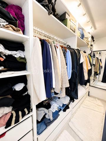 Située dans un environnement calme, découvrez cette maison SESAME de MAI 2020, 5 pièces de 88 m2 édifiée sur un terrain de 290 m2 clos.

Elle se compose d'une entrée, un WC séparé, accès direct au garage de 14 m2, une pièce de vie de 38 m2 comprenant une cuisine équipée et aménagée avec un ilot central ouverte sur la salle à manger / salon donnant sur l'extérieur avec une grande baie vitrée en ALU
A l'étage: un palier dessert 3 chambres (14/13/10 m2) dont une avec un dressing, un WC séparé et une salle de bains + douche à l'italienne

Il y a aussi 3 emplacement de parking à l'intérieur de la cour, possibilité de stationner facilement juste devant 

Les avantages: Maison comme neuve sous décennale, très bon classement énergétique en B limite A, clim réversible, grand portail ALU électrique, film solaire sur chaque fenêtres, exposition SUD, pas de travaux a prévoir 

Ne manquez pas cette opportunité !!!