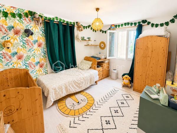 Située dans un environnement calme, découvrez cette maison SESAME de MAI 2020, 5 pièces de 88 m2 édifiée sur un terrain de 290 m2 clos.

Elle se compose d'une entrée, un WC séparé, accès direct au garage de 14 m2, une pièce de vie de 38 m2 comprenant une cuisine équipée et aménagée avec un ilot central ouverte sur la salle à manger / salon donnant sur l'extérieur avec une grande baie vitrée en ALU
A l'étage: un palier dessert 3 chambres (14/13/10 m2) dont une avec un dressing, un WC séparé et une salle de bains + douche à l'italienne

Il y a aussi 3 emplacement de parking à l'intérieur de la cour, possibilité de stationner facilement juste devant 

Les avantages: Maison comme neuve sous décennale, très bon classement énergétique en B limite A, clim réversible, grand portail ALU électrique, film solaire sur chaque fenêtres, exposition SUD, pas de travaux a prévoir 

Ne manquez pas cette opportunité !!!