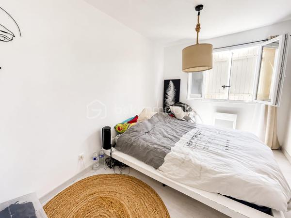 Située dans un environnement calme, découvrez cette maison SESAME de MAI 2020, 5 pièces de 88 m2 édifiée sur un terrain de 290 m2 clos.

Elle se compose d'une entrée, un WC séparé, accès direct au garage de 14 m2, une pièce de vie de 38 m2 comprenant une cuisine équipée et aménagée avec un ilot central ouverte sur la salle à manger / salon donnant sur l'extérieur avec une grande baie vitrée en ALU
A l'étage: un palier dessert 3 chambres (14/13/10 m2) dont une avec un dressing, un WC séparé et une salle de bains + douche à l'italienne

Il y a aussi 3 emplacement de parking à l'intérieur de la cour, possibilité de stationner facilement juste devant 

Les avantages: Maison comme neuve sous décennale, très bon classement énergétique en B limite A, clim réversible, grand portail ALU électrique, film solaire sur chaque fenêtres, exposition SUD, pas de travaux a prévoir 

Ne manquez pas cette opportunité !!!