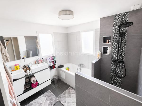 Située dans un environnement calme, découvrez cette maison SESAME de MAI 2020, 5 pièces de 88 m2 édifiée sur un terrain de 290 m2 clos.

Elle se compose d'une entrée, un WC séparé, accès direct au garage de 14 m2, une pièce de vie de 38 m2 comprenant une cuisine équipée et aménagée avec un ilot central ouverte sur la salle à manger / salon donnant sur l'extérieur avec une grande baie vitrée en ALU
A l'étage: un palier dessert 3 chambres (14/13/10 m2) dont une avec un dressing, un WC séparé et une salle de bains + douche à l'italienne

Il y a aussi 3 emplacement de parking à l'intérieur de la cour, possibilité de stationner facilement juste devant 

Les avantages: Maison comme neuve sous décennale, très bon classement énergétique en B limite A, clim réversible, grand portail ALU électrique, film solaire sur chaque fenêtres, exposition SUD, pas de travaux a prévoir 

Ne manquez pas cette opportunité !!!