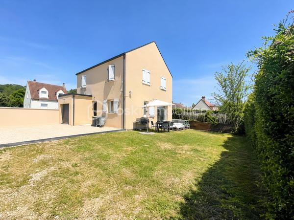Située dans un environnement calme, découvrez cette maison SESAME de MAI 2020, 5 pièces de 88 m2 édifiée sur un terrain de 290 m2 clos.

Elle se compose d'une entrée, un WC séparé, accès direct au garage de 14 m2, une pièce de vie de 38 m2 comprenant une cuisine équipée et aménagée avec un ilot central ouverte sur la salle à manger / salon donnant sur l'extérieur avec une grande baie vitrée en ALU
A l'étage: un palier dessert 3 chambres (14/13/10 m2) dont une avec un dressing, un WC séparé et une salle de bains + douche à l'italienne

Il y a aussi 3 emplacement de parking à l'intérieur de la cour, possibilité de stationner facilement juste devant 

Les avantages: Maison comme neuve sous décennale, très bon classement énergétique en B limite A, clim réversible, grand portail ALU électrique, film solaire sur chaque fenêtres, exposition SUD, pas de travaux a prévoir 

Ne manquez pas cette opportunité !!!