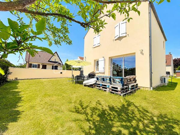 Située dans un environnement calme, découvrez cette maison SESAME de MAI 2020, 5 pièces de 88 m2 édifiée sur un terrain de 290 m2 clos.

Elle se compose d'une entrée, un WC séparé, accès direct au garage de 14 m2, une pièce de vie de 38 m2 comprenant une cuisine équipée et aménagée avec un ilot central ouverte sur la salle à manger / salon donnant sur l'extérieur avec une grande baie vitrée en ALU
A l'étage: un palier dessert 3 chambres (14/13/10 m2) dont une avec un dressing, un WC séparé et une salle de bains + douche à l'italienne

Il y a aussi 3 emplacement de parking à l'intérieur de la cour, possibilité de stationner facilement juste devant 

Les avantages: Maison comme neuve sous décennale, très bon classement énergétique en B limite A, clim réversible, grand portail ALU électrique, film solaire sur chaque fenêtres, exposition SUD, pas de travaux a prévoir 

Ne manquez pas cette opportunité !!!