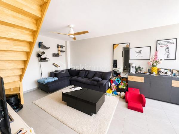 Située dans un environnement calme, découvrez cette maison SESAME de MAI 2020, 5 pièces de 88 m2 édifiée sur un terrain de 290 m2 clos.

Elle se compose d'une entrée, un WC séparé, accès direct au garage de 14 m2, une pièce de vie de 38 m2 comprenant une cuisine équipée et aménagée avec un ilot central ouverte sur la salle à manger / salon donnant sur l'extérieur avec une grande baie vitrée en ALU
A l'étage: un palier dessert 3 chambres (14/13/10 m2) dont une avec un dressing, un WC séparé et une salle de bains + douche à l'italienne

Il y a aussi 3 emplacement de parking à l'intérieur de la cour, possibilité de stationner facilement juste devant 

Les avantages: Maison comme neuve sous décennale, très bon classement énergétique en B limite A, clim réversible, grand portail ALU électrique, film solaire sur chaque fenêtres, exposition SUD, pas de travaux a prévoir 

Ne manquez pas cette opportunité !!!