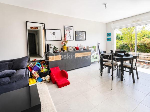 Située dans un environnement calme, découvrez cette maison SESAME de MAI 2020, 5 pièces de 88 m2 édifiée sur un terrain de 290 m2 clos.

Elle se compose d'une entrée, un WC séparé, accès direct au garage de 14 m2, une pièce de vie de 38 m2 comprenant une cuisine équipée et aménagée avec un ilot central ouverte sur la salle à manger / salon donnant sur l'extérieur avec une grande baie vitrée en ALU
A l'étage: un palier dessert 3 chambres (14/13/10 m2) dont une avec un dressing, un WC séparé et une salle de bains + douche à l'italienne

Il y a aussi 3 emplacement de parking à l'intérieur de la cour, possibilité de stationner facilement juste devant 

Les avantages: Maison comme neuve sous décennale, très bon classement énergétique en B limite A, clim réversible, grand portail ALU électrique, film solaire sur chaque fenêtres, exposition SUD, pas de travaux a prévoir 

Ne manquez pas cette opportunité !!!