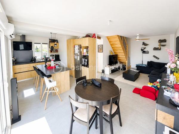 Située dans un environnement calme, découvrez cette maison SESAME de MAI 2020, 5 pièces de 88 m2 édifiée sur un terrain de 290 m2 clos.

Elle se compose d'une entrée, un WC séparé, accès direct au garage de 14 m2, une pièce de vie de 38 m2 comprenant une cuisine équipée et aménagée avec un ilot central ouverte sur la salle à manger / salon donnant sur l'extérieur avec une grande baie vitrée en ALU
A l'étage: un palier dessert 3 chambres (14/13/10 m2) dont une avec un dressing, un WC séparé et une salle de bains + douche à l'italienne

Il y a aussi 3 emplacement de parking à l'intérieur de la cour, possibilité de stationner facilement juste devant 

Les avantages: Maison comme neuve sous décennale, très bon classement énergétique en B limite A, clim réversible, grand portail ALU électrique, film solaire sur chaque fenêtres, exposition SUD, pas de travaux a prévoir 

Ne manquez pas cette opportunité !!!