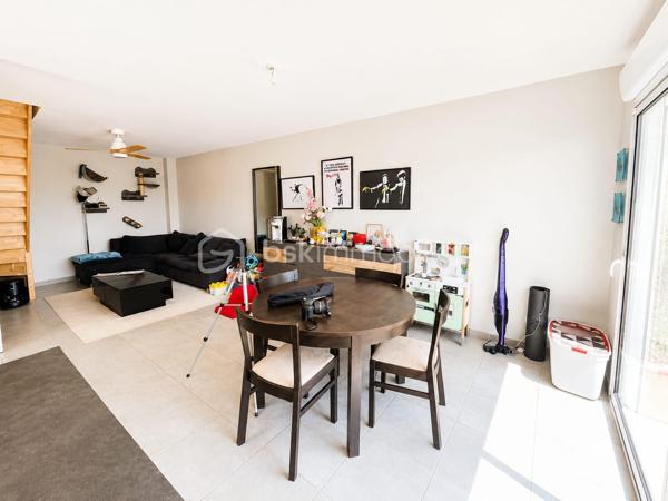Située dans un environnement calme, découvrez cette maison SESAME de MAI 2020, 5 pièces de 88 m2 édifiée sur un terrain de 290 m2 clos.

Elle se compose d'une entrée, un WC séparé, accès direct au garage de 14 m2, une pièce de vie de 38 m2 comprenant une cuisine équipée et aménagée avec un ilot central ouverte sur la salle à manger / salon donnant sur l'extérieur avec une grande baie vitrée en ALU
A l'étage: un palier dessert 3 chambres (14/13/10 m2) dont une avec un dressing, un WC séparé et une salle de bains + douche à l'italienne

Il y a aussi 3 emplacement de parking à l'intérieur de la cour, possibilité de stationner facilement juste devant 

Les avantages: Maison comme neuve sous décennale, très bon classement énergétique en B limite A, clim réversible, grand portail ALU électrique, film solaire sur chaque fenêtres, exposition SUD, pas de travaux a prévoir 

Ne manquez pas cette opportunité !!!