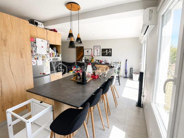 Située dans un environnement calme, découvrez cette maison SESAME de MAI 2020, 5 pièces de 88 m2 édifiée sur un terrain de 290 m2 clos.

Elle se compose d'une entrée, un WC séparé, accès direct au garage de 14 m2, une pièce de vie de 38 m2 comprenant une cuisine équipée et aménagée avec un ilot central ouverte sur la salle à manger / salon donnant sur l'extérieur avec une grande baie vitrée en ALU
A l'étage: un palier dessert 3 chambres (14/13/10 m2) dont une avec un dressing, un WC séparé et une salle de bains + douche à l'italienne

Il y a aussi 3 emplacement de parking à l'intérieur de la cour, possibilité de stationner facilement juste devant 

Les avantages: Maison comme neuve sous décennale, très bon classement énergétique en B limite A, clim réversible, grand portail ALU électrique, film solaire sur chaque fenêtres, exposition SUD, pas de travaux a prévoir 

Ne manquez pas cette opportunité !!!