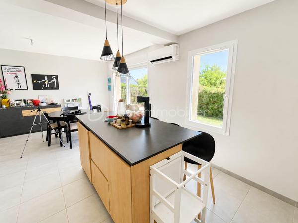 Située dans un environnement calme, découvrez cette maison SESAME de MAI 2020, 5 pièces de 88 m2 édifiée sur un terrain de 290 m2 clos.

Elle se compose d'une entrée, un WC séparé, accès direct au garage de 14 m2, une pièce de vie de 38 m2 comprenant une cuisine équipée et aménagée avec un ilot central ouverte sur la salle à manger / salon donnant sur l'extérieur avec une grande baie vitrée en ALU
A l'étage: un palier dessert 3 chambres (14/13/10 m2) dont une avec un dressing, un WC séparé et une salle de bains + douche à l'italienne

Il y a aussi 3 emplacement de parking à l'intérieur de la cour, possibilité de stationner facilement juste devant 

Les avantages: Maison comme neuve sous décennale, très bon classement énergétique en B limite A, clim réversible, grand portail ALU électrique, film solaire sur chaque fenêtres, exposition SUD, pas de travaux a prévoir 

Ne manquez pas cette opportunité !!!