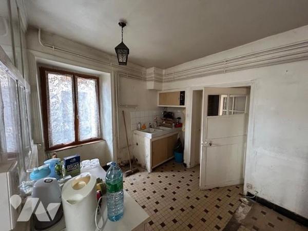 Maison de bourg avec grange