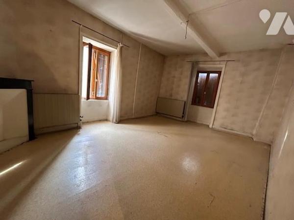 Maison de bourg avec grange