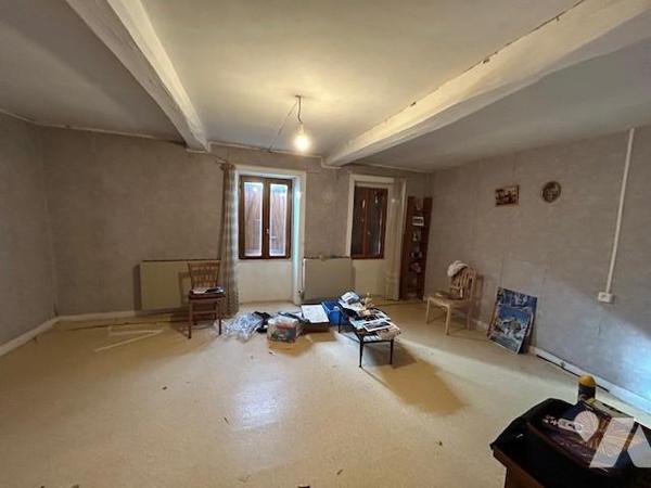 Maison de bourg avec grange