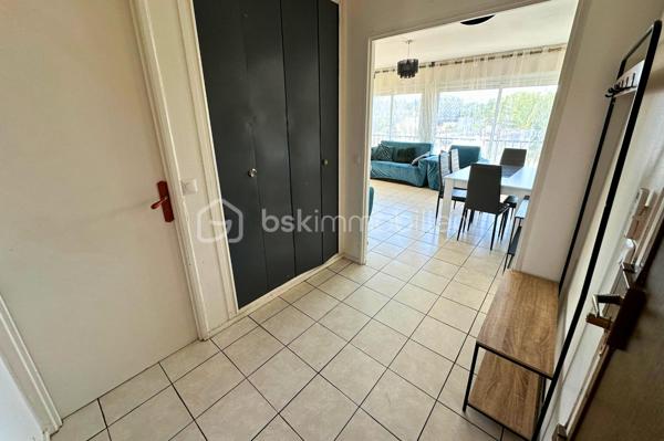 SUNNY est situé dans la "résidence le Parc" dans la ville de Clichy-sous-Bois à la lisière de Livry-Gargan et du Raincy. Cet appartement 4 pièces d'une superficie de 86m2 se distingue par ses prestations de qualité : des volumes généreux, un espace de vie optimisé et baigné de lumière. Il est situé au 6e étage avec ascenseur et offre une vue dégagée sur un parc verdoyant. Parfait pour une famille ou pour un projet de colocation!

Ses espaces clés: 
° L'accueil : Vrai sas d'intimité avec placard et espace pour se chausser;
° La partie jour : Double séjour confortable et lumineux , exposé plein Sud, ouvrant sur 2 balcons ainsi qu'une grande cuisine dinatoire avec son cellier attenant;
° La partie nuit: Un dressing indépendant, 2 belles chambres spacieuses avec une vue dégagée ainsi qu'une salle d'eau récente et un WC séparé;
° Les extras: 2 places de parking attitrées ainsi qu'une cave.

Le secteur : Un emplacement stratégique avec commerces, centre de santé et infrastructures scolaires, à seulement 10 min à pied de la ligne 4.

Pour découvrir le potentiel unique de SUNNY, soyez réactifs: contactez-moi sans tarder pour réserver votre créneau de visite au 07 68 87 24 18.
Océane Lebboukh, l'immobilier avec PEP'S et transparence.