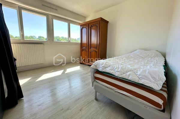 SUNNY est situé dans la "résidence le Parc" dans la ville de Clichy-sous-Bois à la lisière de Livry-Gargan et du Raincy. Cet appartement 4 pièces d'une superficie de 86m2 se distingue par ses prestations de qualité : des volumes généreux, un espace de vie optimisé et baigné de lumière. Il est situé au 6e étage avec ascenseur et offre une vue dégagée sur un parc verdoyant. Parfait pour une famille ou pour un projet de colocation!

Ses espaces clés: 
° L'accueil : Vrai sas d'intimité avec placard et espace pour se chausser;
° La partie jour : Double séjour confortable et lumineux , exposé plein Sud, ouvrant sur 2 balcons ainsi qu'une grande cuisine dinatoire avec son cellier attenant;
° La partie nuit: Un dressing indépendant, 2 belles chambres spacieuses avec une vue dégagée ainsi qu'une salle d'eau récente et un WC séparé;
° Les extras: 2 places de parking attitrées ainsi qu'une cave.

Le secteur : Un emplacement stratégique avec commerces, centre de santé et infrastructures scolaires, à seulement 10 min à pied de la ligne 4.

Pour découvrir le potentiel unique de SUNNY, soyez réactifs: contactez-moi sans tarder pour réserver votre créneau de visite au 07 68 87 24 18.
Océane Lebboukh, l'immobilier avec PEP'S et transparence.