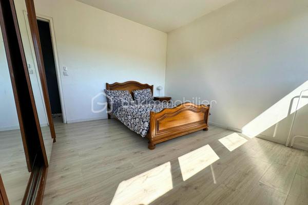 SUNNY est situé dans la "résidence le Parc" dans la ville de Clichy-sous-Bois à la lisière de Livry-Gargan et du Raincy. Cet appartement 4 pièces d'une superficie de 86m2 se distingue par ses prestations de qualité : des volumes généreux, un espace de vie optimisé et baigné de lumière. Il est situé au 6e étage avec ascenseur et offre une vue dégagée sur un parc verdoyant. Parfait pour une famille ou pour un projet de colocation!

Ses espaces clés: 
° L'accueil : Vrai sas d'intimité avec placard et espace pour se chausser;
° La partie jour : Double séjour confortable et lumineux , exposé plein Sud, ouvrant sur 2 balcons ainsi qu'une grande cuisine dinatoire avec son cellier attenant;
° La partie nuit: Un dressing indépendant, 2 belles chambres spacieuses avec une vue dégagée ainsi qu'une salle d'eau récente et un WC séparé;
° Les extras: 2 places de parking attitrées ainsi qu'une cave.

Le secteur : Un emplacement stratégique avec commerces, centre de santé et infrastructures scolaires, à seulement 10 min à pied de la ligne 4.

Pour découvrir le potentiel unique de SUNNY, soyez réactifs: contactez-moi sans tarder pour réserver votre créneau de visite au 07 68 87 24 18.
Océane Lebboukh, l'immobilier avec PEP'S et transparence.