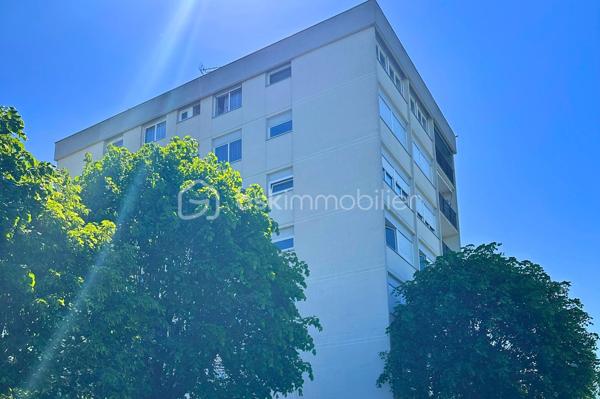 SUNNY est situé dans la "résidence le Parc" dans la ville de Clichy-sous-Bois à la lisière de Livry-Gargan et du Raincy. Cet appartement 4 pièces d'une superficie de 86m2 se distingue par ses prestations de qualité : des volumes généreux, un espace de vie optimisé et baigné de lumière. Il est situé au 6e étage avec ascenseur et offre une vue dégagée sur un parc verdoyant. Parfait pour une famille ou pour un projet de colocation!

Ses espaces clés: 
° L'accueil : Vrai sas d'intimité avec placard et espace pour se chausser;
° La partie jour : Double séjour confortable et lumineux , exposé plein Sud, ouvrant sur 2 balcons ainsi qu'une grande cuisine dinatoire avec son cellier attenant;
° La partie nuit: Un dressing indépendant, 2 belles chambres spacieuses avec une vue dégagée ainsi qu'une salle d'eau récente et un WC séparé;
° Les extras: 2 places de parking attitrées ainsi qu'une cave.

Le secteur : Un emplacement stratégique avec commerces, centre de santé et infrastructures scolaires, à seulement 10 min à pied de la ligne 4.

Pour découvrir le potentiel unique de SUNNY, soyez réactifs: contactez-moi sans tarder pour réserver votre créneau de visite au 07 68 87 24 18.
Océane Lebboukh, l'immobilier avec PEP'S et transparence.