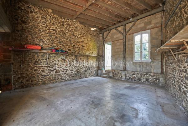 À seulement 400 mètres du port de Saint-Quay-Portrieux, découvrez cette authentique grange en pierres pleine de charme et de caractère, offrant un fort potentiel de rénovation.

Édifiée sur deux niveaux, elle développe une surface de plancher d’environ 70 m², laissant libre cours à vos envies pour la création d’une résidence principale, d’une maison de vacances ou d’un investissement locatif de caractère.
Les réseaux sont disponibles immédiatement en bordure de rue, permettant une viabilisation simple et rapide du bien. Un permis de construire pour une maison de 85m2 habitables avait déjà été accordé mais a expiré. Il est à réactualiser selon vos envies.
Possibilité d'extension et de faire un niveau supplémentaire.
Une petite cour privative avec abri en fond de parcelle complète le bien.

Un bien rare à proximité immédiate du port et des commodités, idéal pour les amateurs de belles pierres et de projets sur mesure. N'hésitez pas à me contacter pour plus re renseignements ou organiser une visite : Marion BARBEY - 06.89.29.41.54