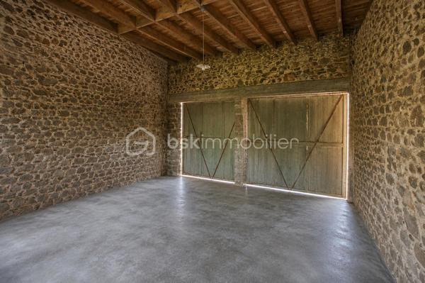À seulement 400 mètres du port de Saint-Quay-Portrieux, découvrez cette authentique grange en pierres pleine de charme et de caractère, offrant un fort potentiel de rénovation.

Édifiée sur deux niveaux, elle développe une surface de plancher d’environ 70 m², laissant libre cours à vos envies pour la création d’une résidence principale, d’une maison de vacances ou d’un investissement locatif de caractère.
Les réseaux sont disponibles immédiatement en bordure de rue, permettant une viabilisation simple et rapide du bien. Un permis de construire pour une maison de 85m2 habitables avait déjà été accordé mais a expiré. Il est à réactualiser selon vos envies.
Possibilité d'extension et de faire un niveau supplémentaire.
Une petite cour privative avec abri en fond de parcelle complète le bien.

Un bien rare à proximité immédiate du port et des commodités, idéal pour les amateurs de belles pierres et de projets sur mesure. N'hésitez pas à me contacter pour plus re renseignements ou organiser une visite : Marion BARBEY - 06.89.29.41.54