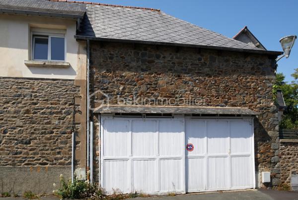 À seulement 400 mètres du port de Saint-Quay-Portrieux, découvrez cette authentique grange en pierres pleine de charme et de caractère, offrant un fort potentiel de rénovation.

Édifiée sur deux niveaux, elle développe une surface de plancher d’environ 70 m², laissant libre cours à vos envies pour la création d’une résidence principale, d’une maison de vacances ou d’un investissement locatif de caractère.
Les réseaux sont disponibles immédiatement en bordure de rue, permettant une viabilisation simple et rapide du bien. Un permis de construire pour une maison de 85m2 habitables avait déjà été accordé mais a expiré. Il est à réactualiser selon vos envies.
Possibilité d'extension et de faire un niveau supplémentaire.
Une petite cour privative avec abri en fond de parcelle complète le bien.

Un bien rare à proximité immédiate du port et des commodités, idéal pour les amateurs de belles pierres et de projets sur mesure. N'hésitez pas à me contacter pour plus re renseignements ou organiser une visite : Marion BARBEY - 06.89.29.41.54