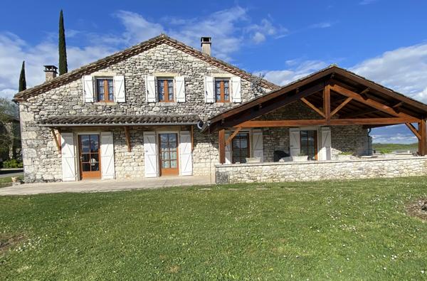 Propriété traditionnelle en pierre avec deux maisons indépendantes - idéale pour une double habitation