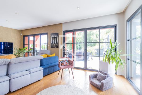 MAISON CONTEMPORAINE AVEC VUE SUR UN PARC BOISÉ