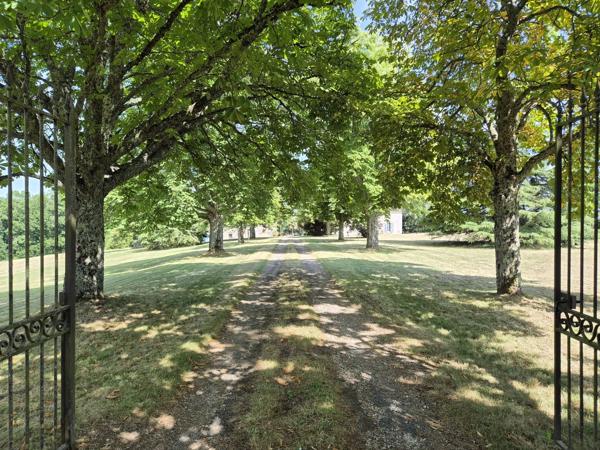 Propriété en pierre avec piscine, grange et 2,5 hectares – Proche Puymirol, Lot-et-Garonne