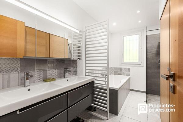 Maison individuelle avec piscine et dépendances - à pied du village de Peymeinade